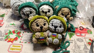 Брелок мишка солдат видео мастер-класс амигуруми