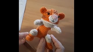Малыш в костюме тигрёнка видео мастер-класс по вязанию игрушки крючком