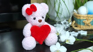 Мишка с сердцем ко дню Святого Валентина крючком. Видео мастер-класс, схема и описание по вязанию игрушки амигуруми