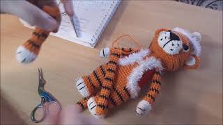 Новогодние тигрята видео мастер-класс по вязанию игрушки крючком