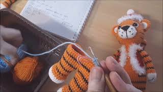 Новогодние тигрята крючком. Видео мастер-класс, схема и описание по вязанию игрушки амигуруми